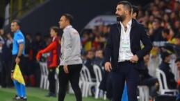 Arda Turan’a soğuk duş! İzmir’de futbola veda eden Türk futbolunun en kariyerli futbolcusu Kaptan Arda Turan, teknik direktörlük kariyerinde ki ilk maçına İzmir’de çıktı.