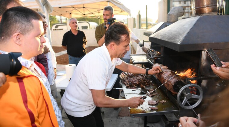 BAŞKAN YAZICI SÖZÜNÜ TUTTU, TUZLA’NIN ÖZEL ÇOCUKLARINA CAĞ KEBABI PİŞİRDİ