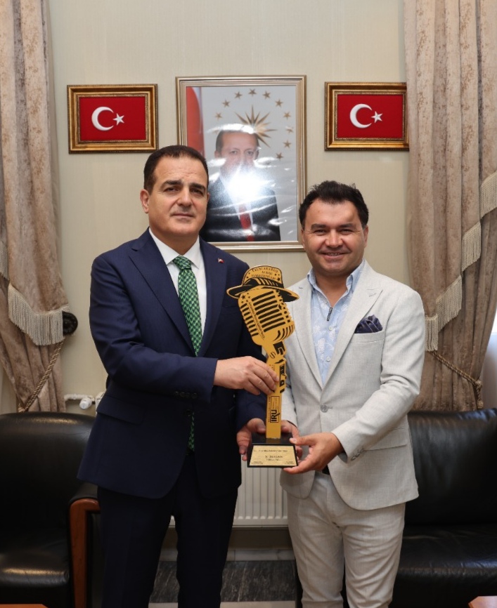YILIN ALKIŞINI HAK EDEN VALİ
