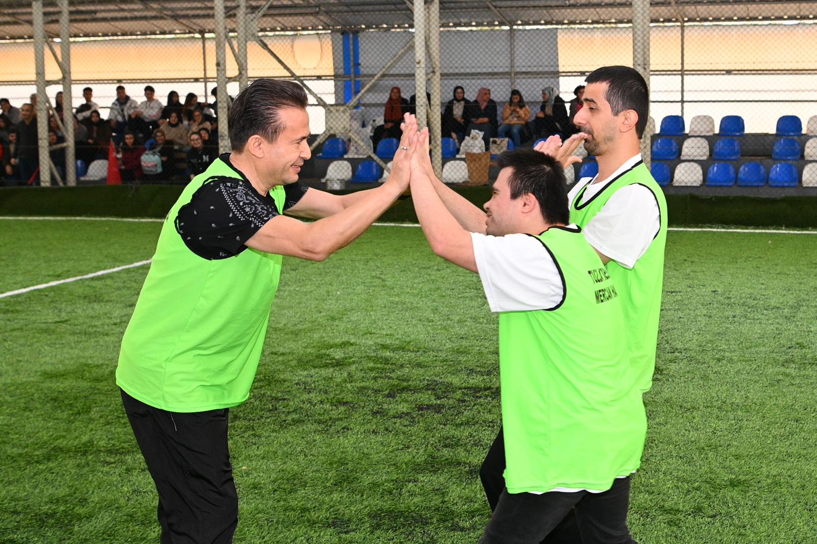BAŞKAN YAZICI, ÖZEL ÇOCUKLARLA HALI SAHA MAÇINA ÇIKTI…