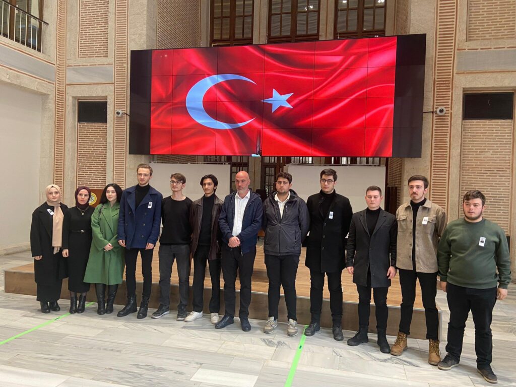 İstanbul Üniversitesi Tarih Topluluğu Kulübü, Aziz Şehitlerimizi Anma Etkinliğiyle Duygulu Anlar Yaşattı