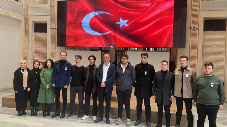 İstanbul Üniversitesi Tarih Topluluğu Kulübü, Aziz Şehitlerimizi Anma Etkinliğiyle Duygulu Anlar Yaşattı