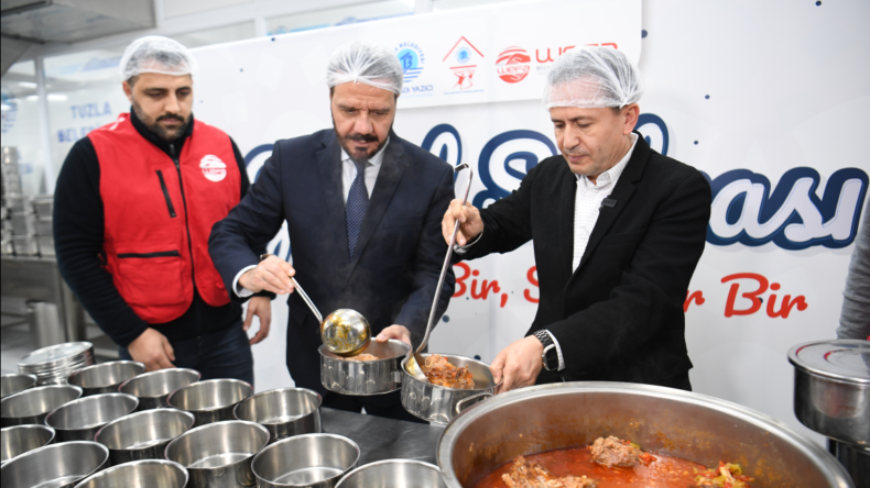 -Tuzla Belediyesi Aşevi, 5 Bin vatandaşa sıcak yemek ulaştırıyor