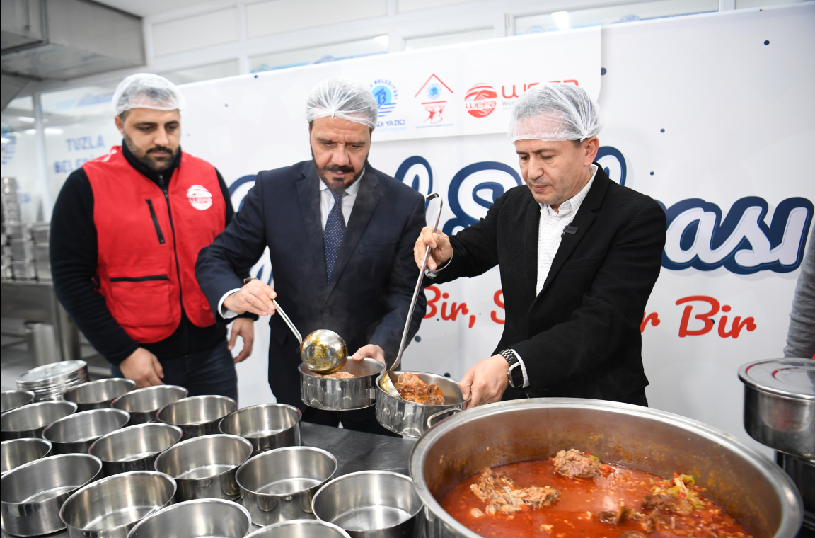 Tuzla'da her gün gereksinim duyan 5 bin vatandaşa yemek dağıtılıyor