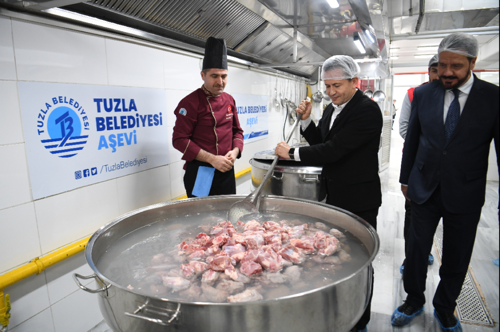 Tuzla'da her gün gereksinim duyan 5 bin vatandaşa yemek dağıtılıyor