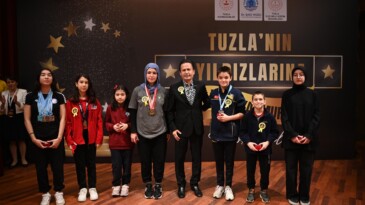 TUZLA’NIN YILDIZLARINA ÖDÜL YAĞMURU: BAŞARILI ÖĞRENCİLER ALTINLA ÖDÜLLENDİRİLDİ…