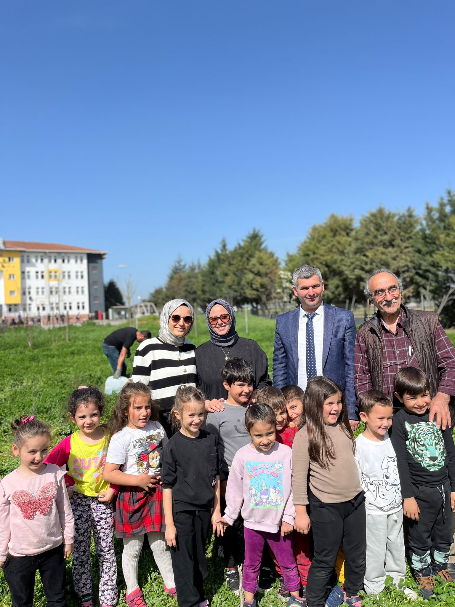 MİNİK ELLER, MİNİK FİDANLARINI TOPRAKLA BULUŞTURDU…