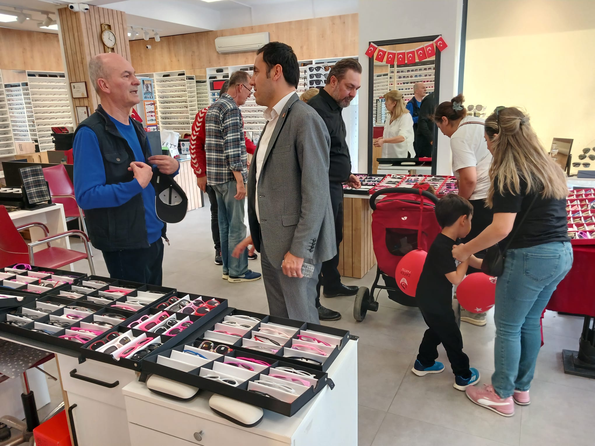 TUZLA GÜL OPTİK’TEN ÇOCUKLARA 23 NİSAN ULUSAL EGEMENLİK VE ÇOCUK BAYRAMI HEDİYESİ
