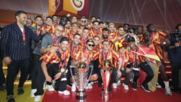 Şampiyon Galatasaray kupasına kavuştu! Ali Sami Yen’de yer sarı, gök kırmızı!