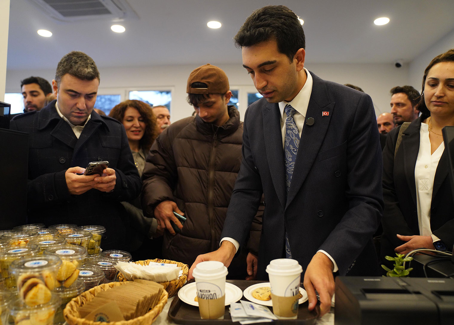 TUZLA BELEDİYESİ’NİN İLK YENİ NESİL KAFESİ ‘TUZLA MEKÂN’ AÇILDI