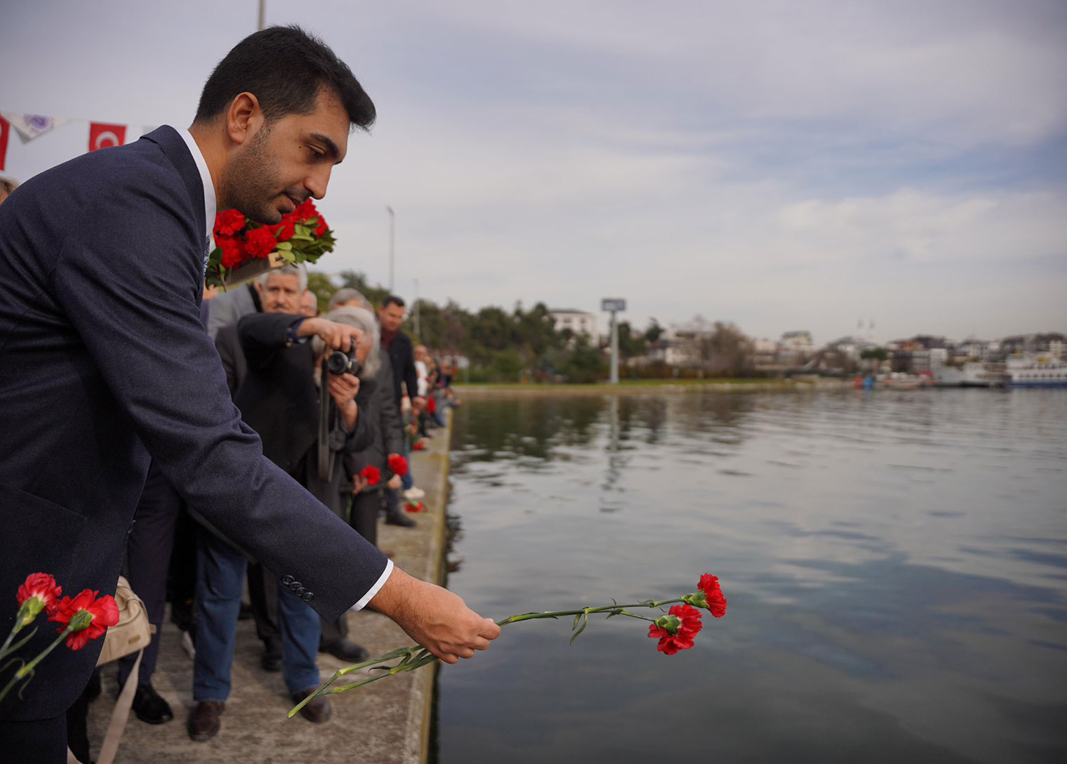 MÜBADELENİN 102’NCİ YILINDA TUZLA’DA DENİZE KARANFİLLER BIRAKILDI…