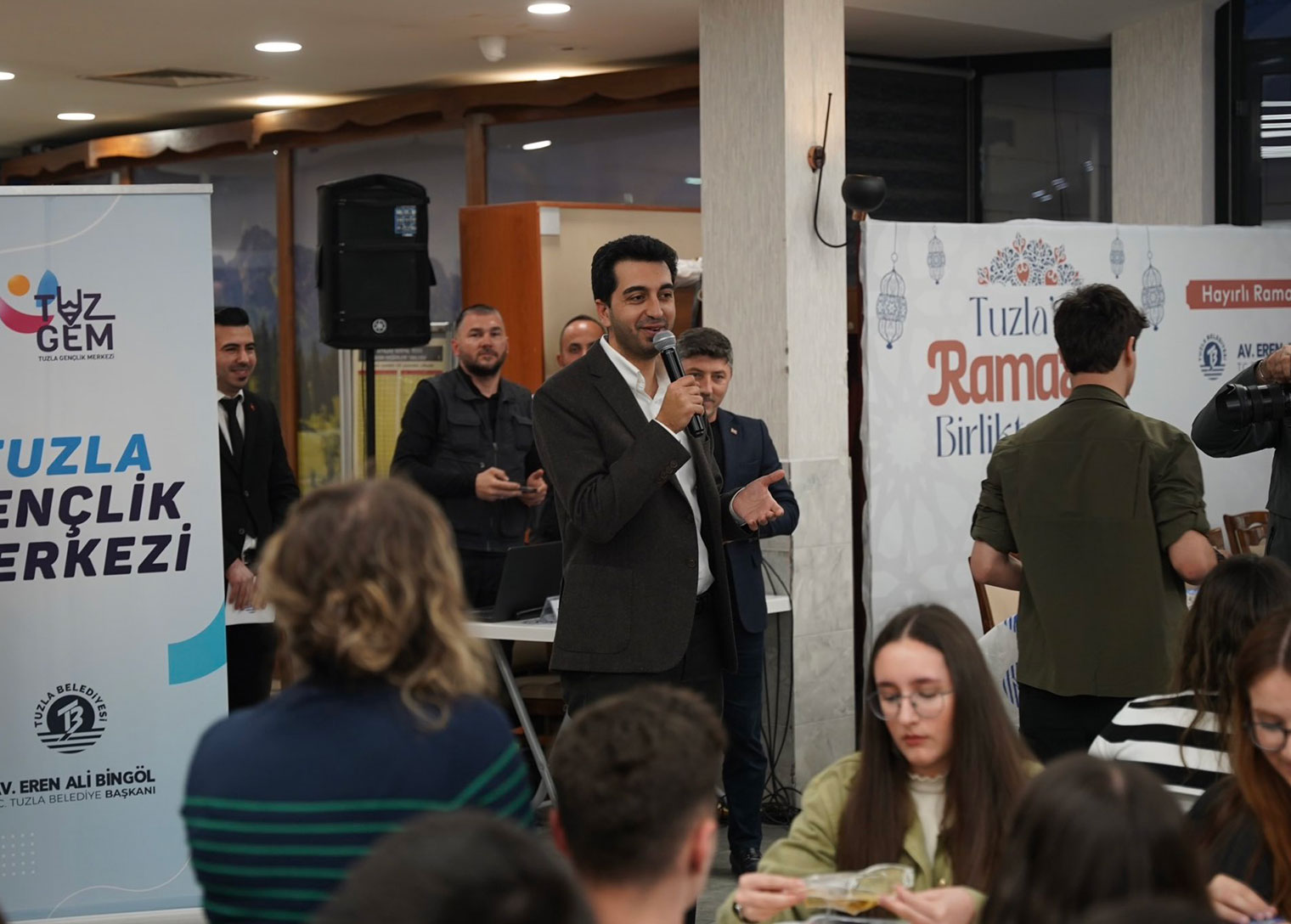 TUZLA BELEDİYE BAŞKANI EREN ALİ BİNGÖL, GENÇLERLE İFTAR SOFRASINDA BULUŞTU