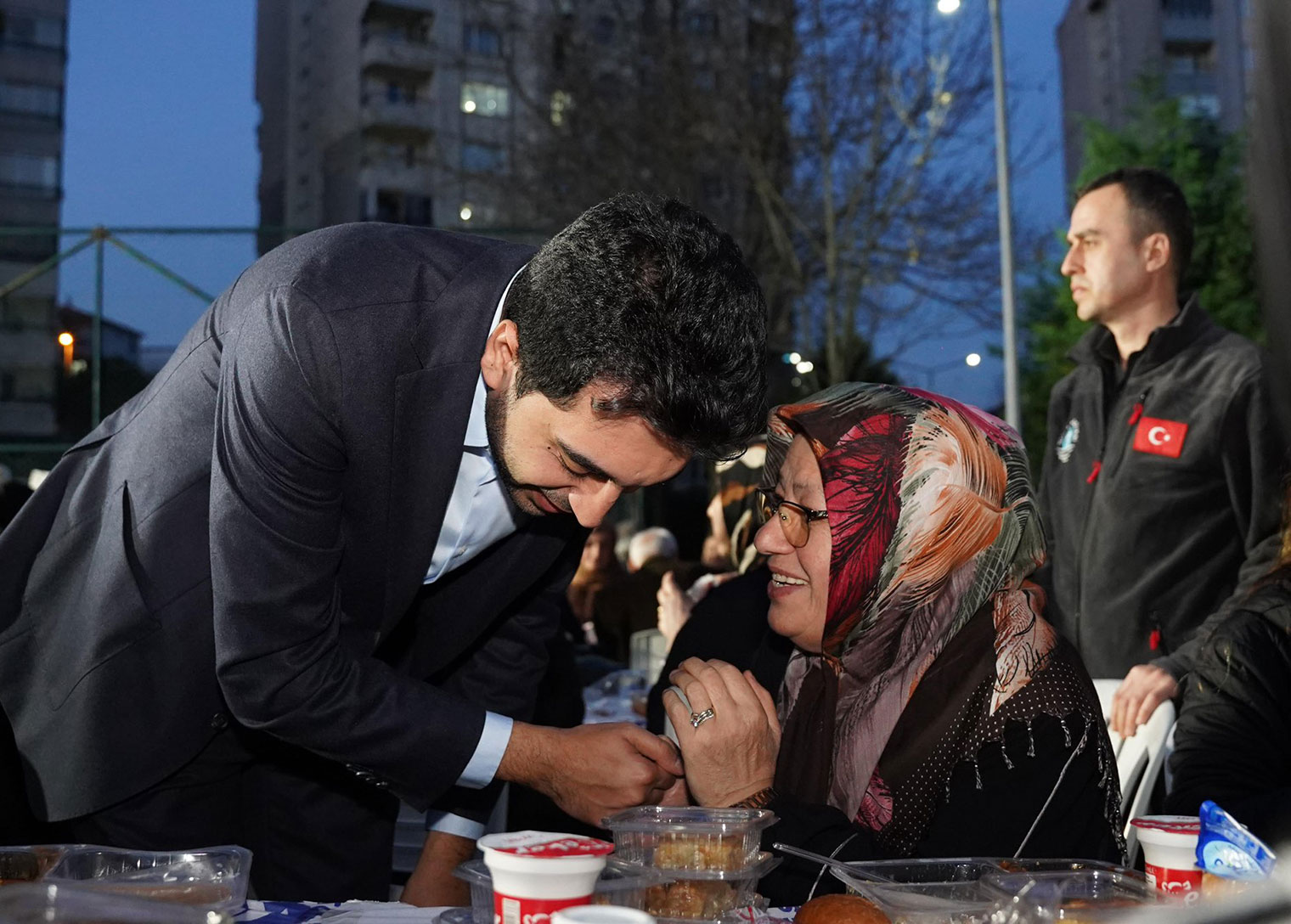 TUZLA’DA RAMAZAN’IN BEREKETİ SOKAK İFTARLARINDA PAYLAŞILIYOR