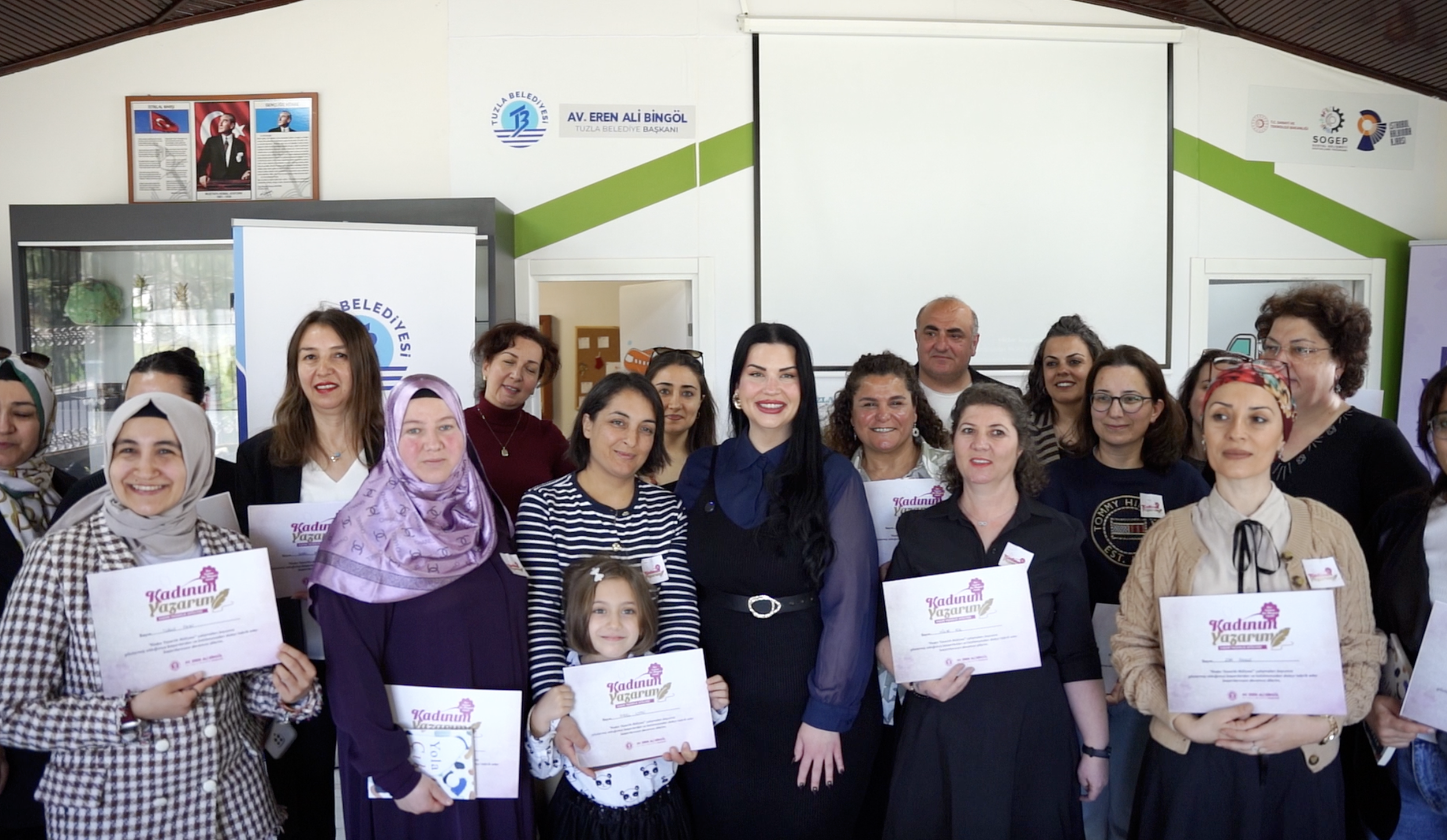 TUZLA BELEDİYESİ KADIN YAZARLIK ATÖLYESİ MEZUNLARINI VERDİ