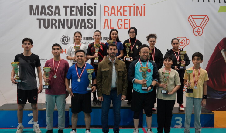 MASA TENİSİ TURNUVASI ŞAMPİYONLARI ÖDÜLLERİNİ ALDI