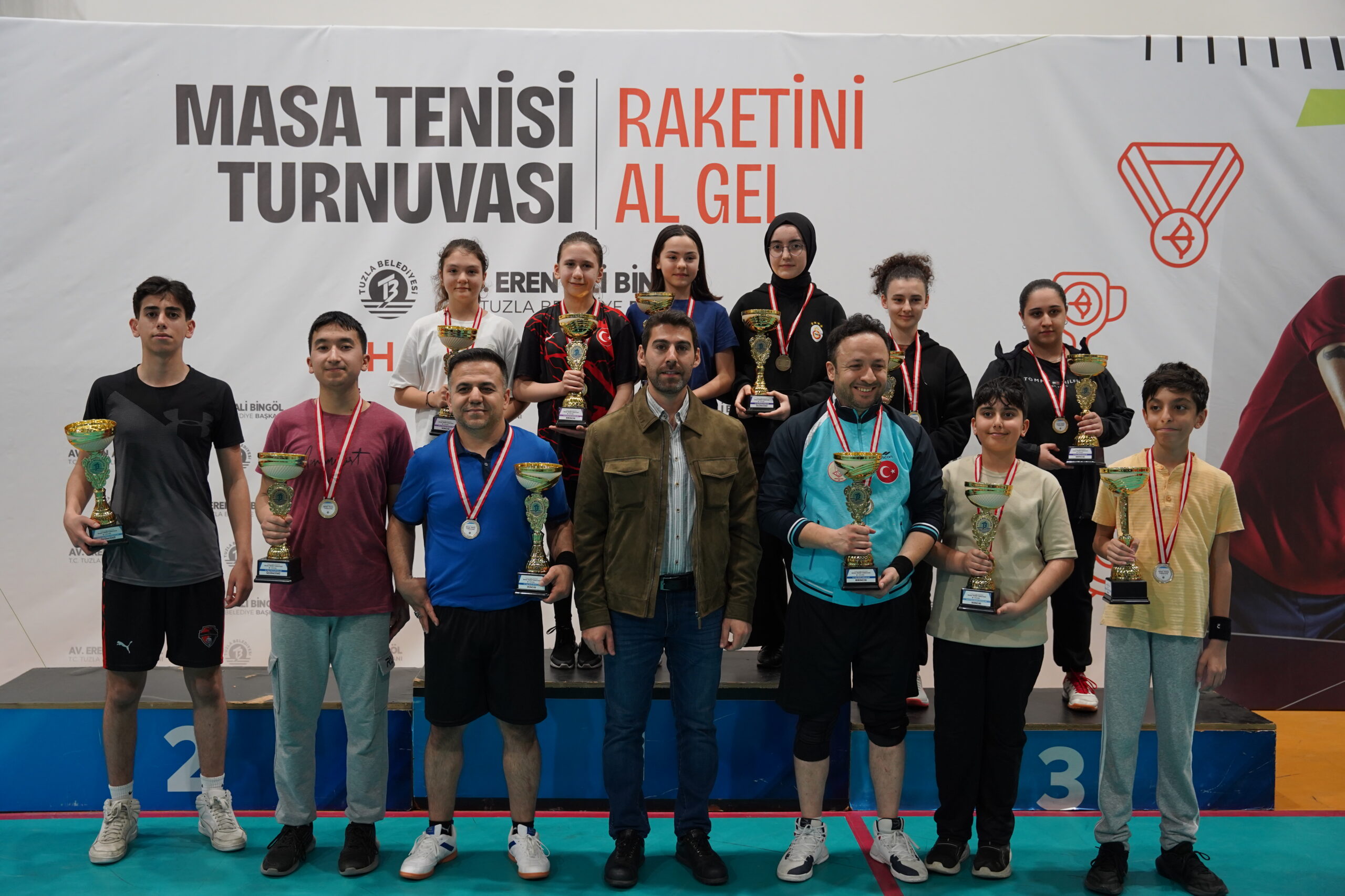 MASA TENİSİ TURNUVASI ŞAMPİYONLARI ÖDÜLLERİNİ ALDI