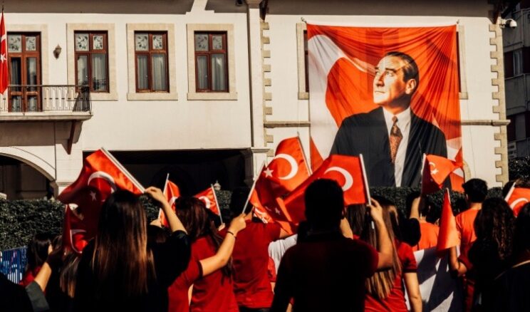 ALİ SERDAR ÇOLAKOĞLU: “105 YILIN ARDINDAN İLK GÜNÜN COŞKUSUYLA 23 NİSAN…”