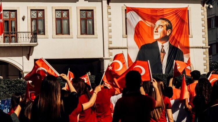 ALİ SERDAR ÇOLAKOĞLU: “105 YILIN ARDINDAN İLK GÜNÜN COŞKUSUYLA 23 NİSAN…”