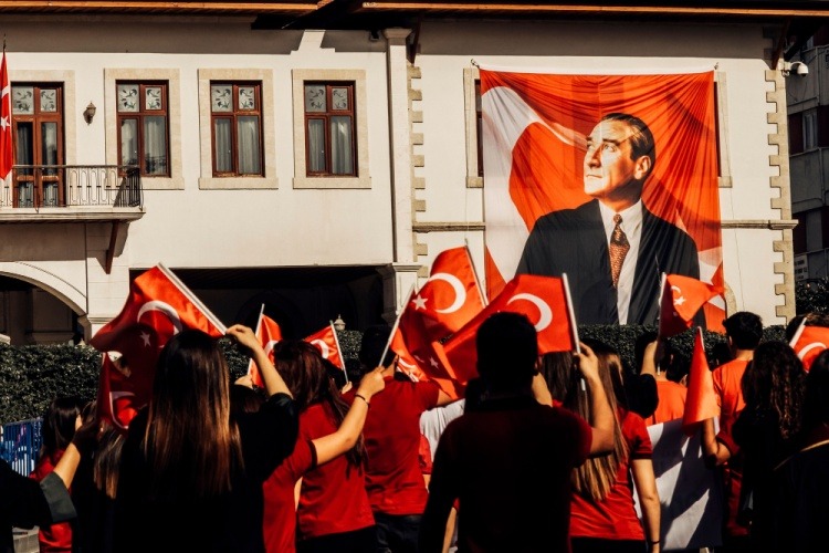 ALİ SERDAR ÇOLAKOĞLU: “105 YILIN ARDINDAN İLK GÜNÜN COŞKUSUYLA 23 NİSAN…”