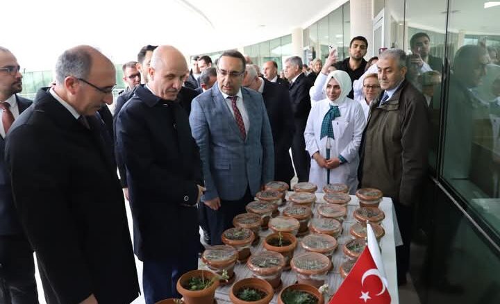 Fırat Üniversitesi’nden 50. Yılda Doğaya Büyük Katkı: 3000 Endemik Bitki Törenle Teslim Edildi!