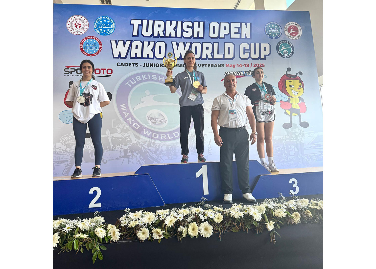 TUZLA’NIN ŞAMPİYON SPORCULARI DÜNYA KUPASINDAN 14 MADALYA İLE DÖNDÜ