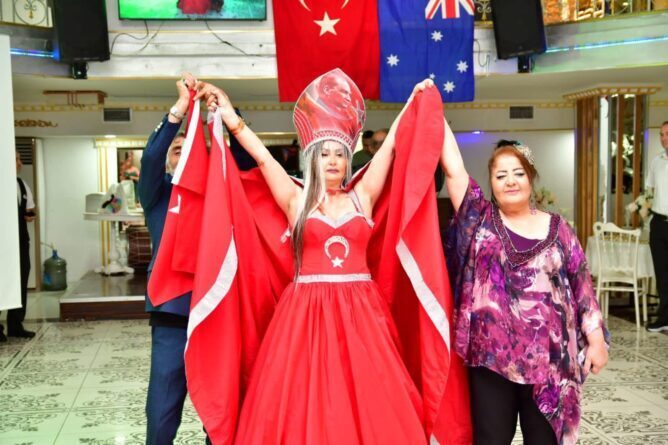 GÜZELLİK NEREDEYSE ORADA OLMAK GEREKİR…