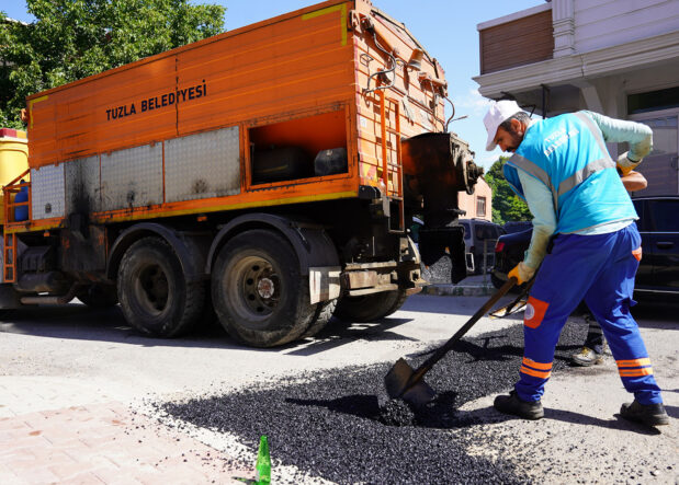 TUZLA’DA ASFALT ÇALIŞMALARI DEVAM EDİYOR