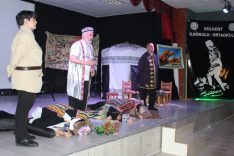 TİYATRODA VİCDANIN YANKISI: “MAVİ GÖK NEREDE” İZLEYİCİYLE BULUŞMAYA DEVAM EDİYOR…