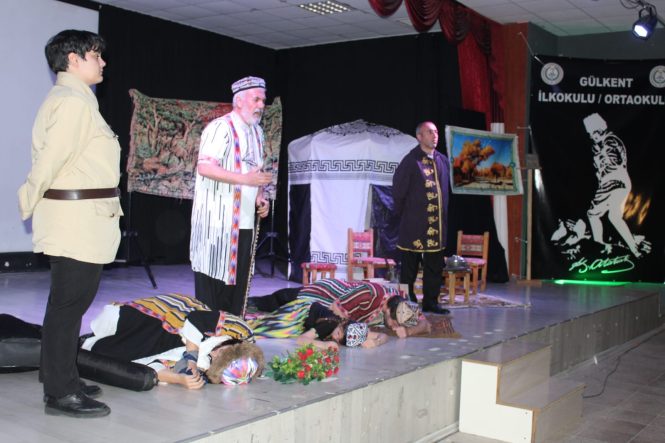 TİYATRODA VİCDANIN YANKISI: “MAVİ GÖK NEREDE” İZLEYİCİYLE BULUŞMAYA DEVAM EDİYOR…