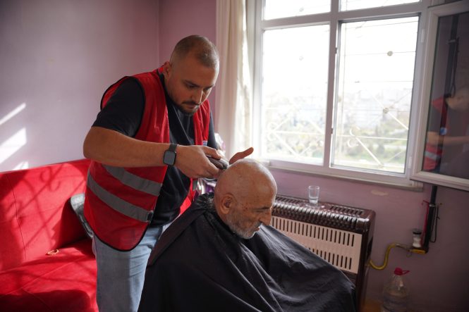 TUZLA’NIN ‘KOMŞU BERBER’İ ŞELALE PARK’TA HİZMET VERMEYE BAŞLADI