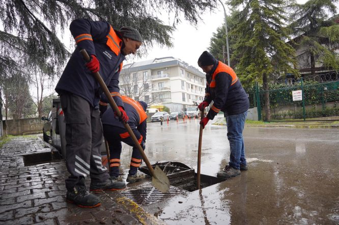 TUZLA’DA ŞİDDETLİ YAĞIŞA 100 PERSONEL VE 40 ARAÇLA MÜDAHALE