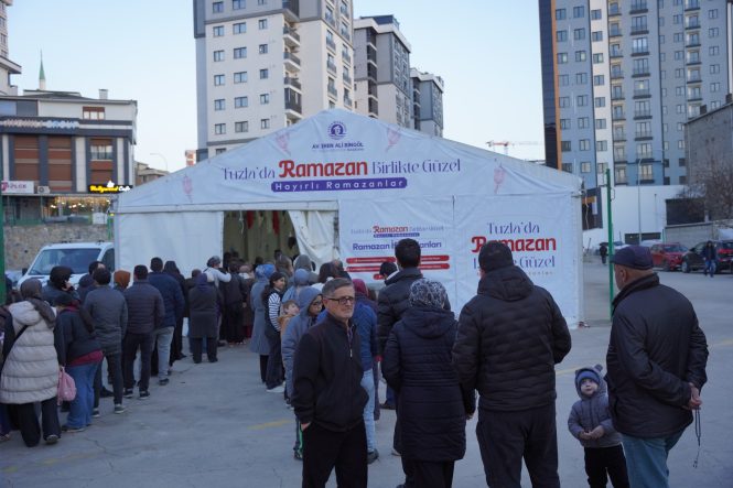 TUZLA’DA RAMAZAN AYINDA ONLARCA NOKTADA BİNLERCE İFTARİYELİK DAĞITILDI
