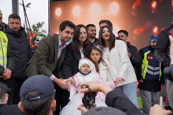 TUZLA’DA BALONLAR KANSERİ YENEN ALMİRA İÇİN GÖKYÜZÜNE UÇTU