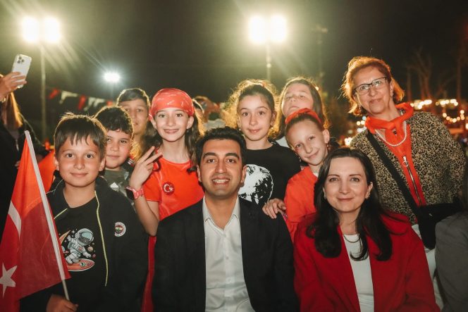 19 MAYIS KUTLAMALARINDA TUZLA KIRMIZI BEYAZA BOYANDI…